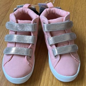 NWT Minnie Mouse Bow Sneaker Shoes Size 8!